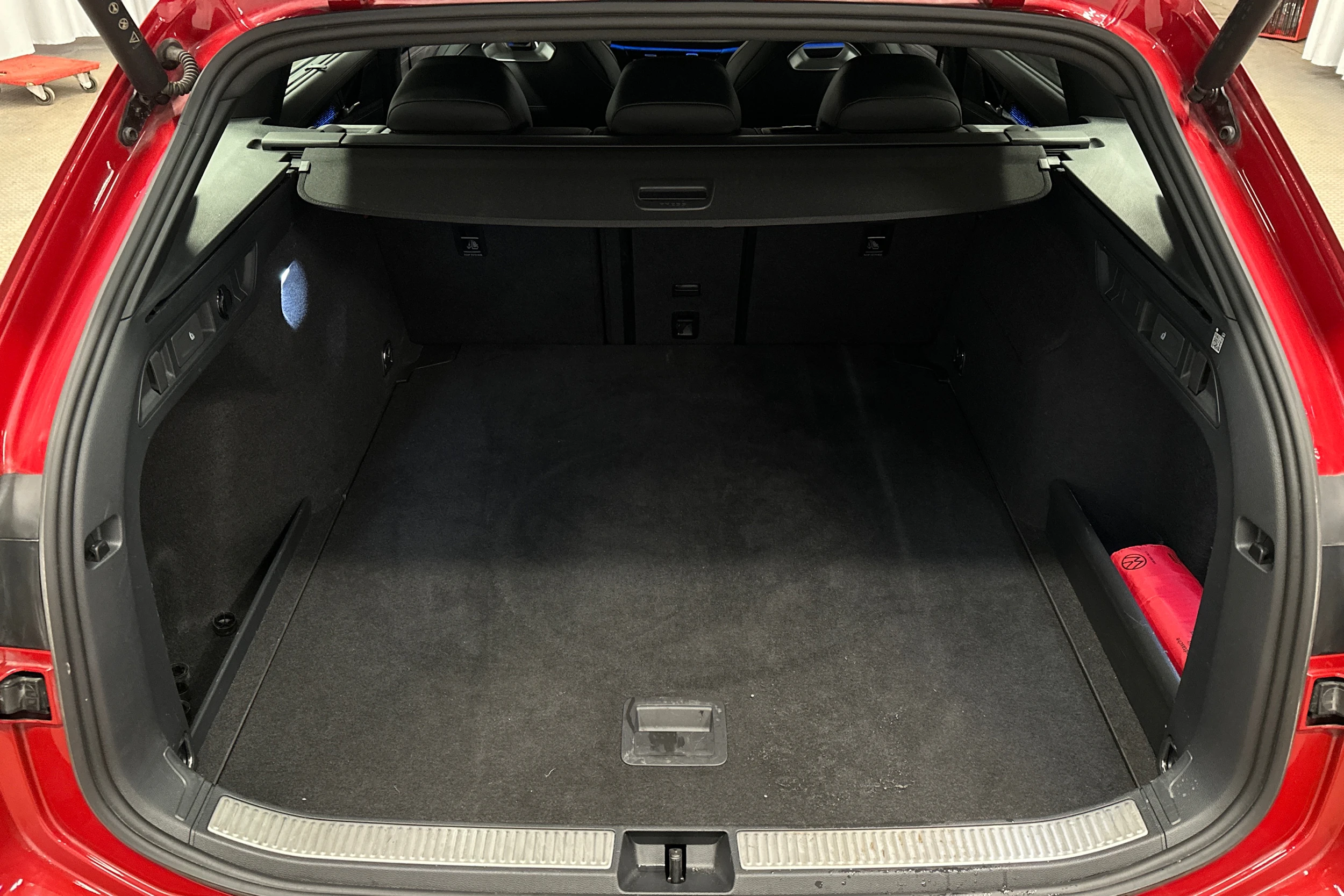 punainen Volkswagen Passat 2025 kuva 11.