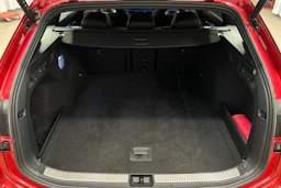 punainen Volkswagen Passat 2025 kuva 11.