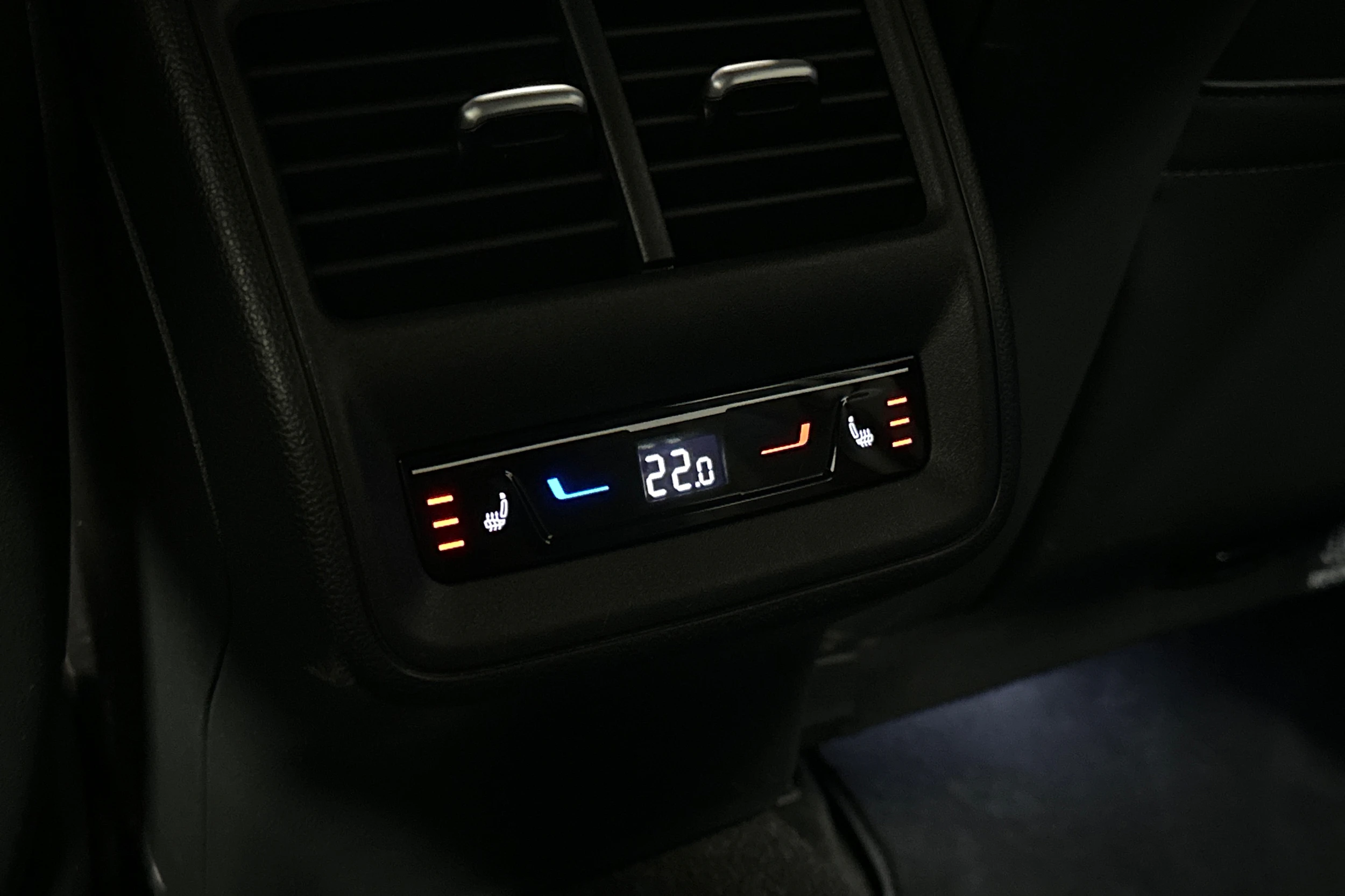 punainen Volkswagen Passat 2025 kuva 13.