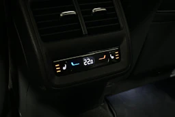 punainen Volkswagen Passat 2025 kuva 13.