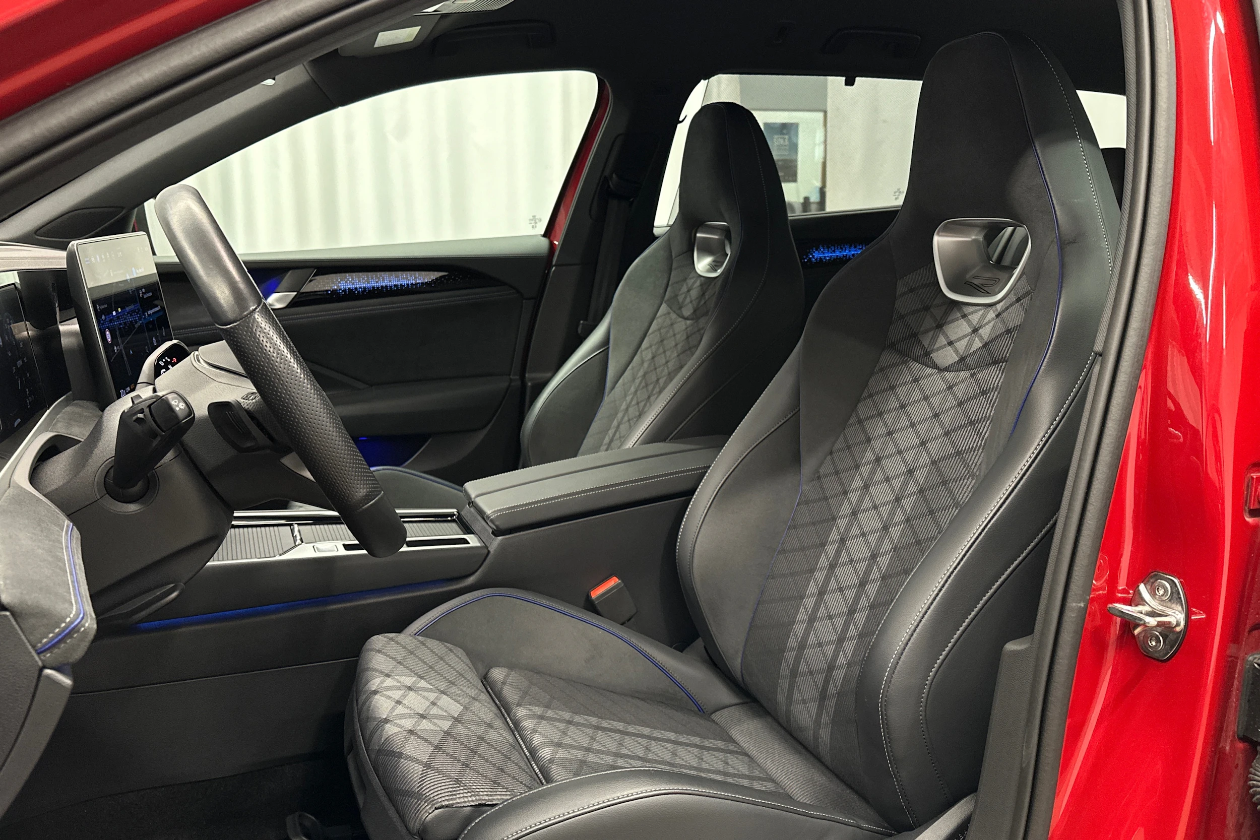 punainen Volkswagen Passat 2025 kuva 14.