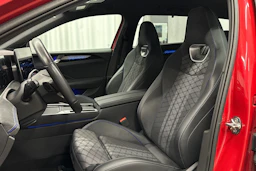 punainen Volkswagen Passat 2025 kuva 14.