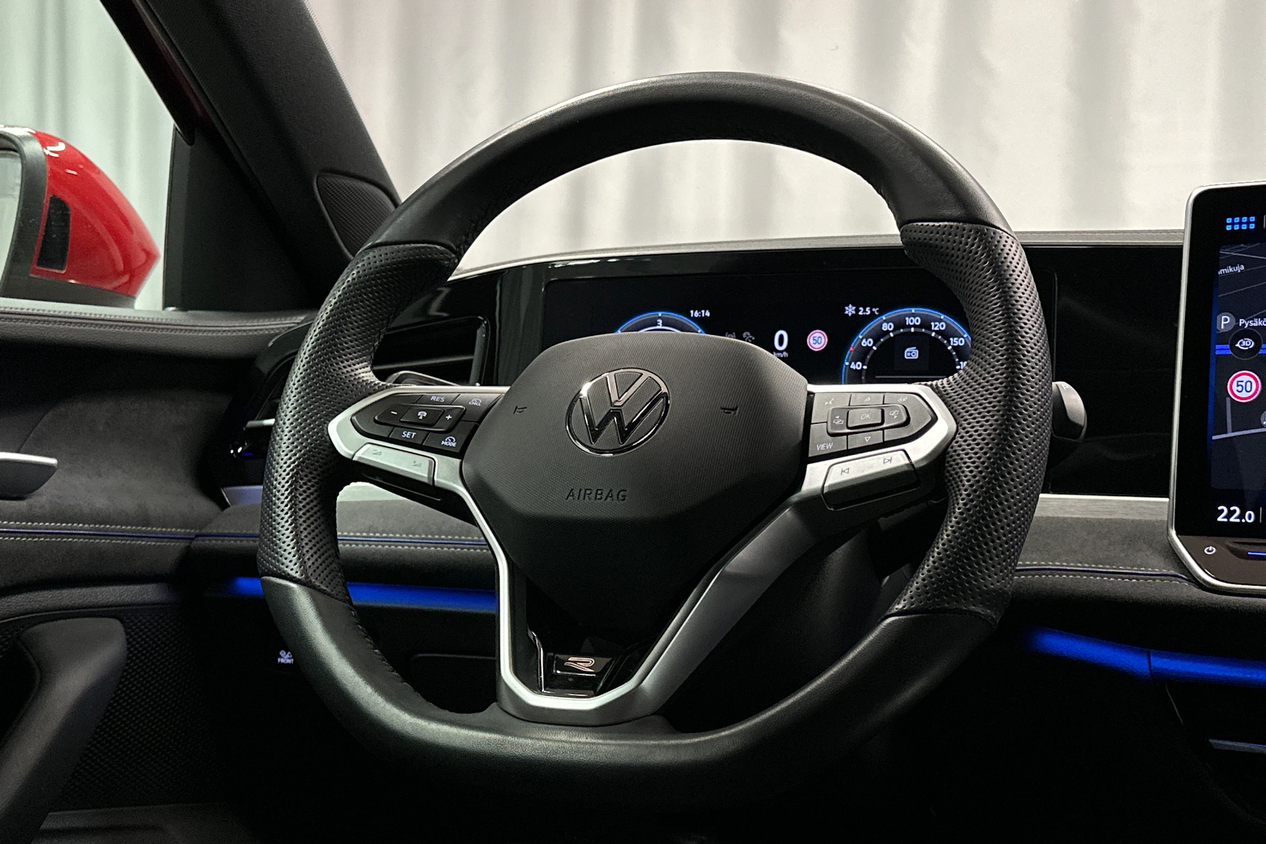 punainen Volkswagen Passat 2025 kuva 15.