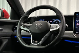 punainen Volkswagen Passat 2025 kuva 15.