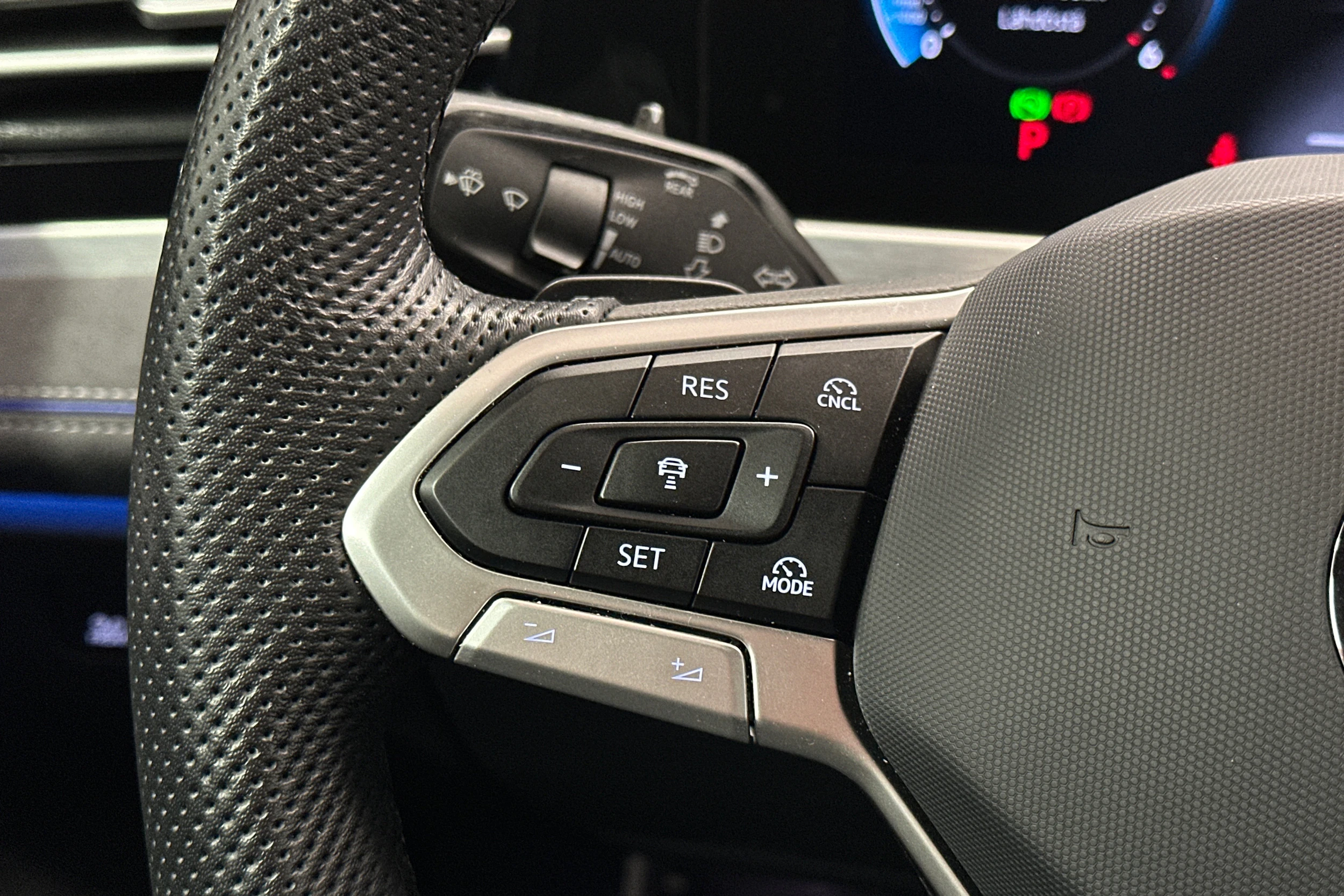 punainen Volkswagen Passat 2025 kuva 16.