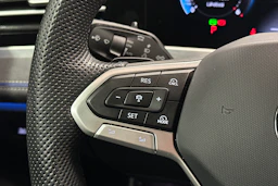 punainen Volkswagen Passat 2025 kuva 16.