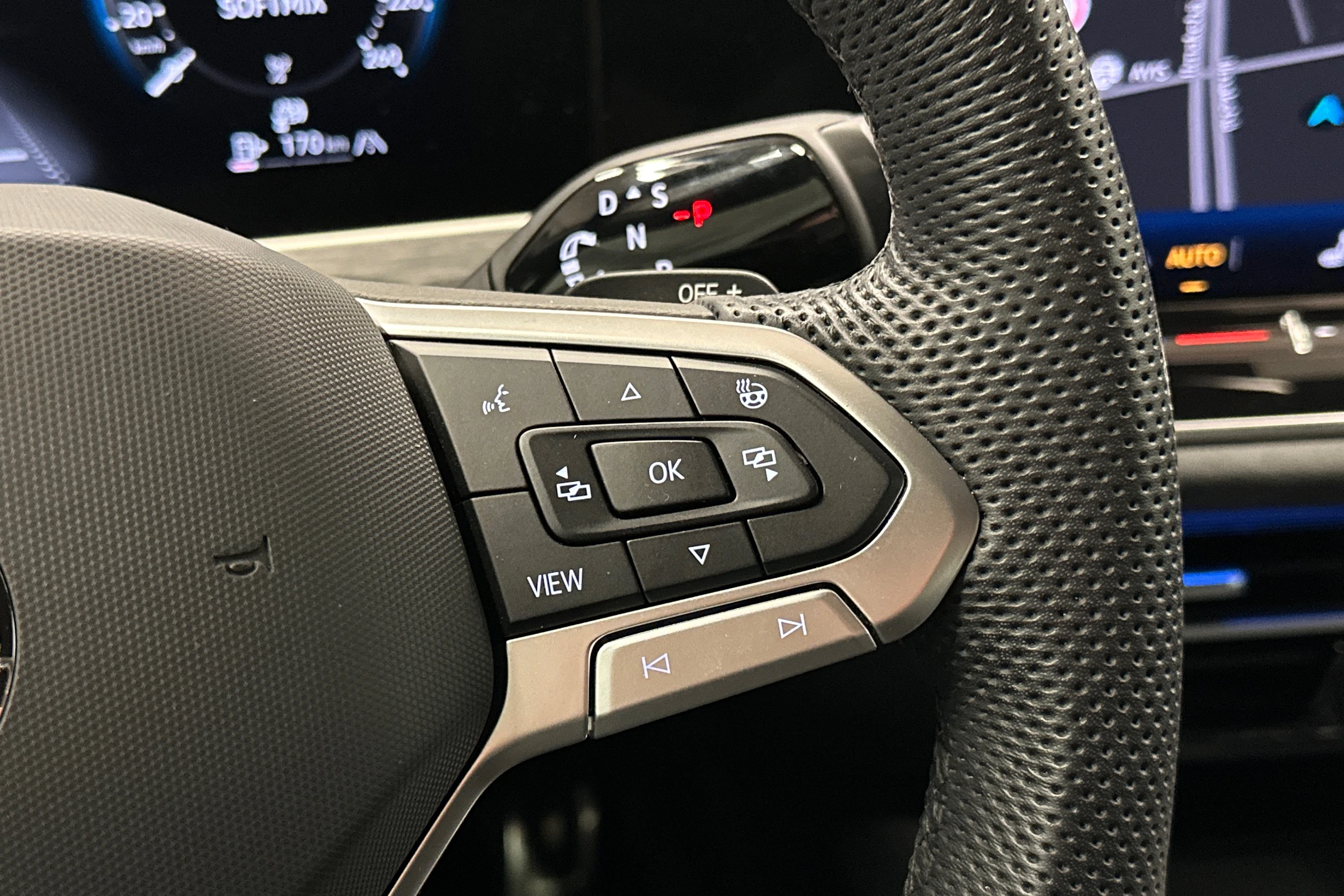 punainen Volkswagen Passat 2025 kuva 17.