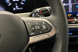 punainen Volkswagen Passat 2025 kuva 17.