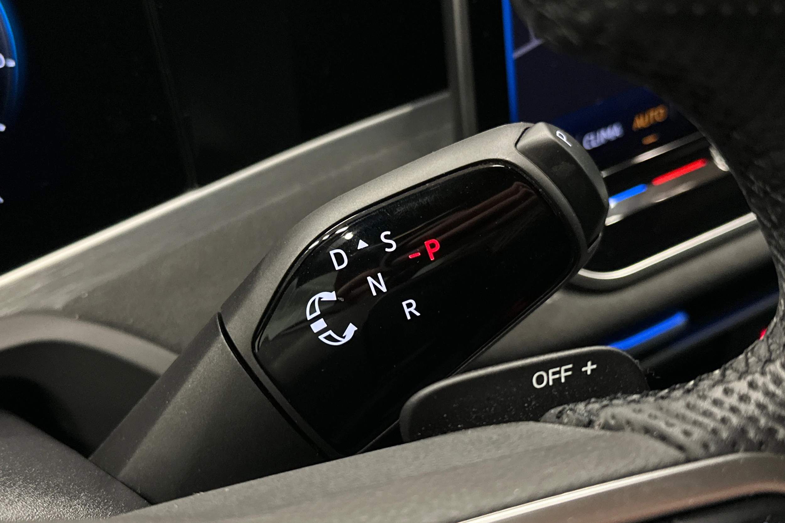 punainen Volkswagen Passat 2025 kuva 18.