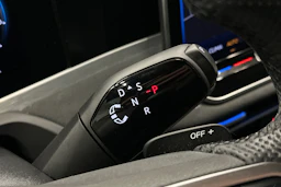 punainen Volkswagen Passat 2025 kuva 18.