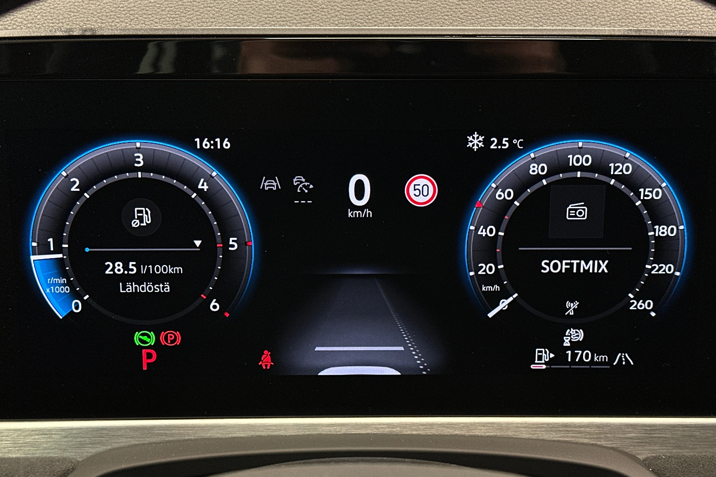 punainen Volkswagen Passat 2025 kuva 19.