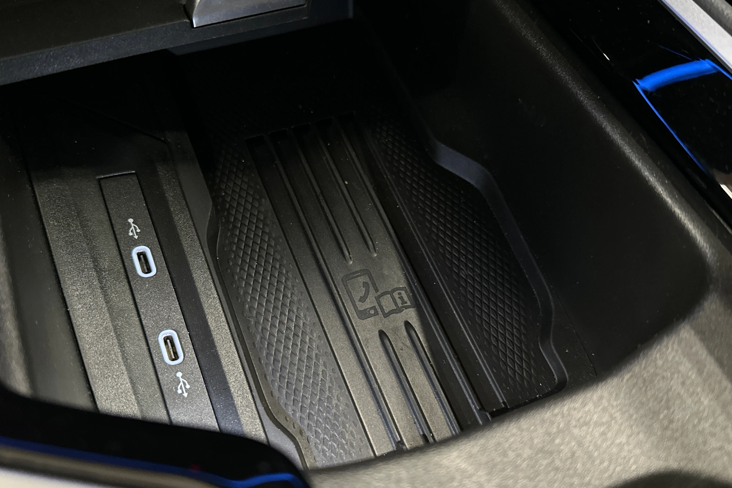 punainen Volkswagen Passat 2025 kuva 28.