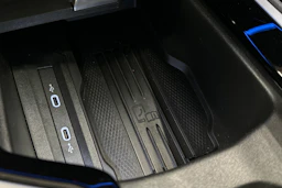 punainen Volkswagen Passat 2025 kuva 28.