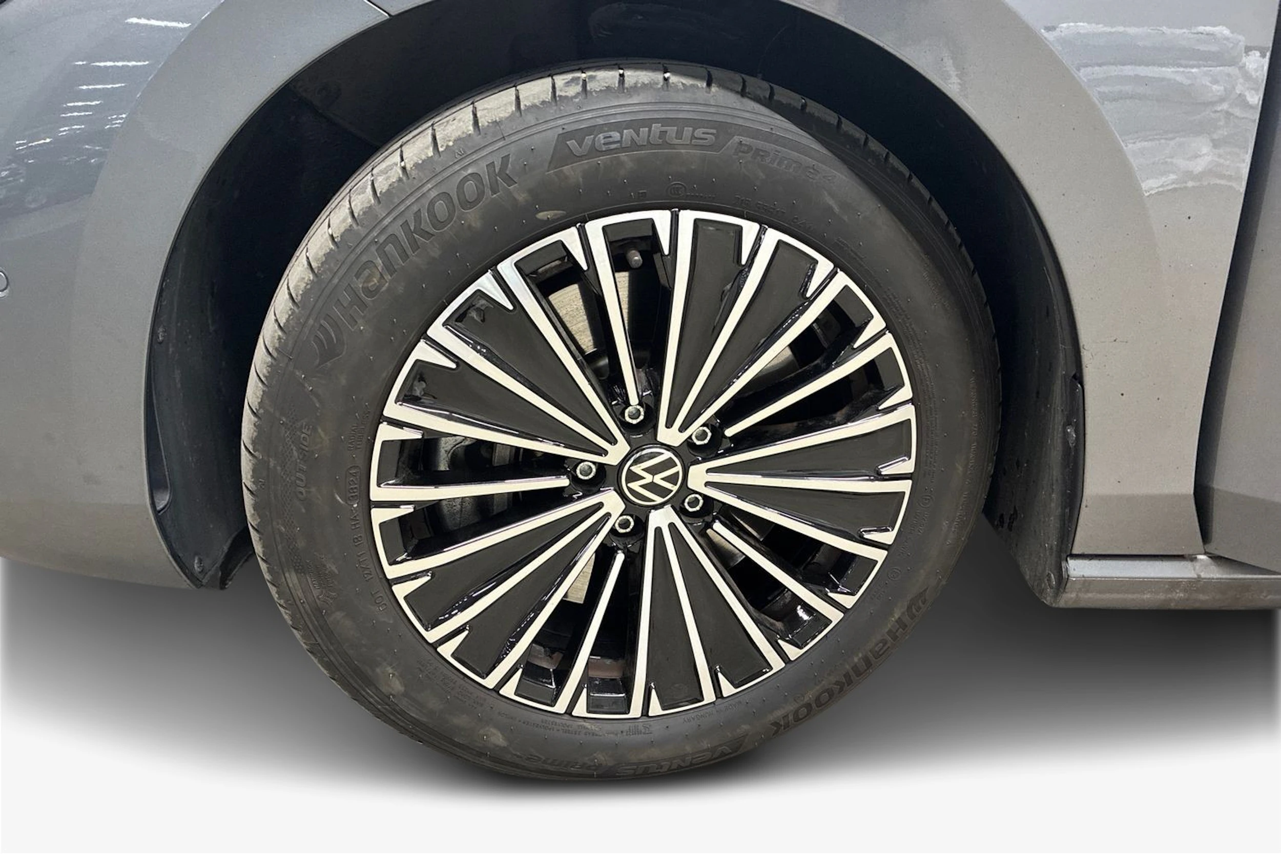 harmaa Volkswagen Passat 2025 kuva 12.