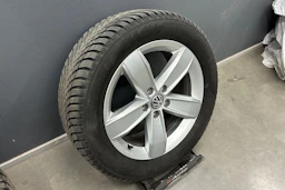 harmaa Volkswagen Passat 2025 kuva 13.
