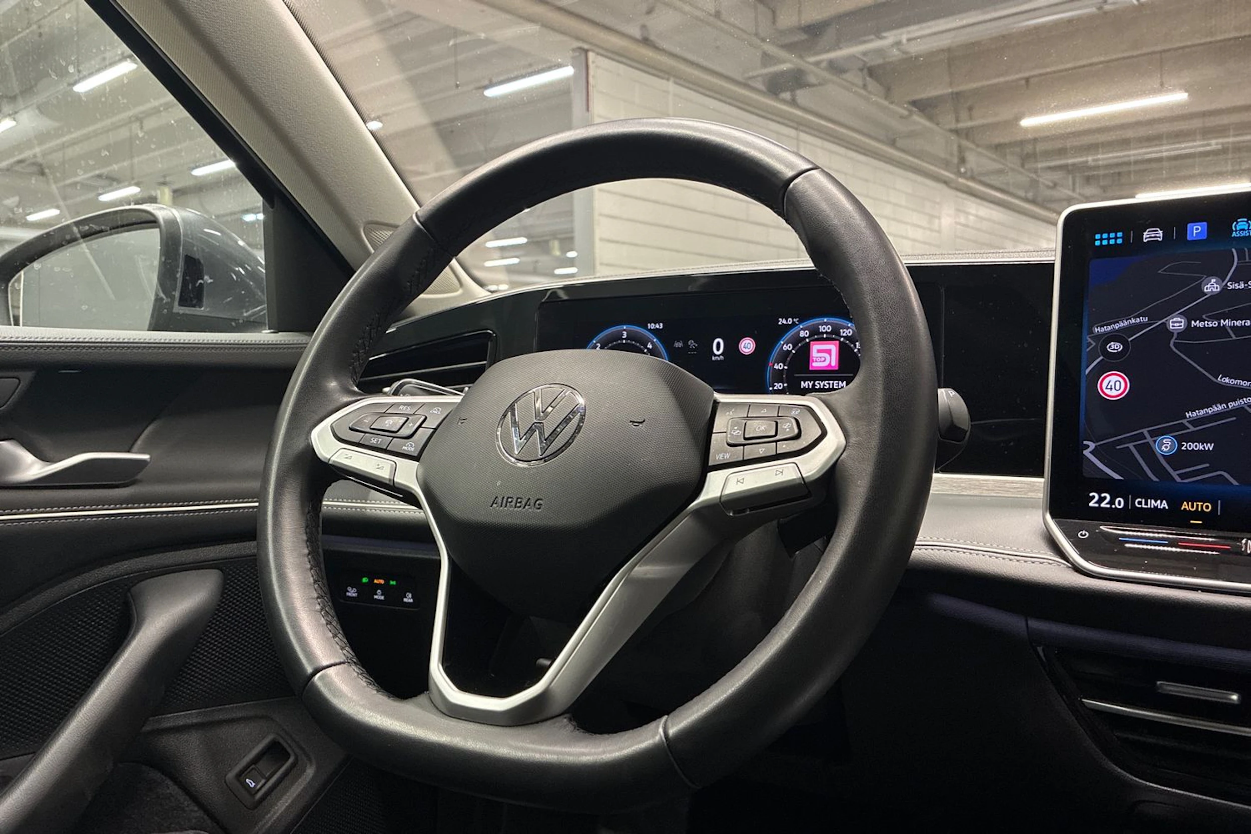 harmaa Volkswagen Passat 2025 kuva 16.
