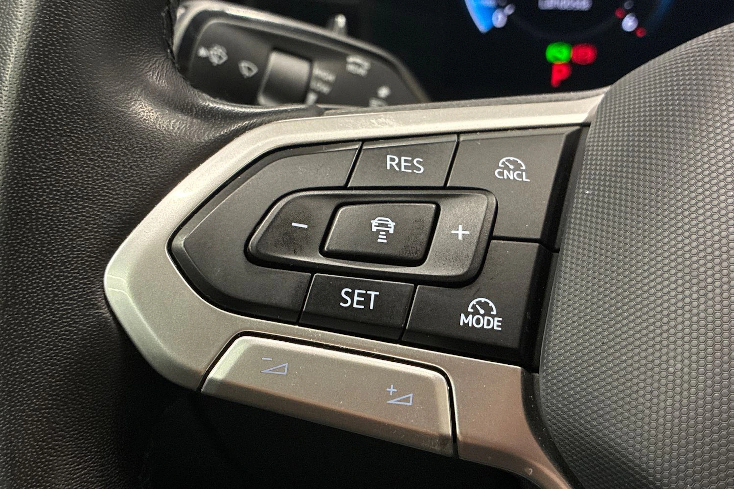 harmaa Volkswagen Passat 2025 kuva 18.