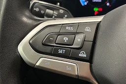 harmaa Volkswagen Passat 2025 kuva 18.