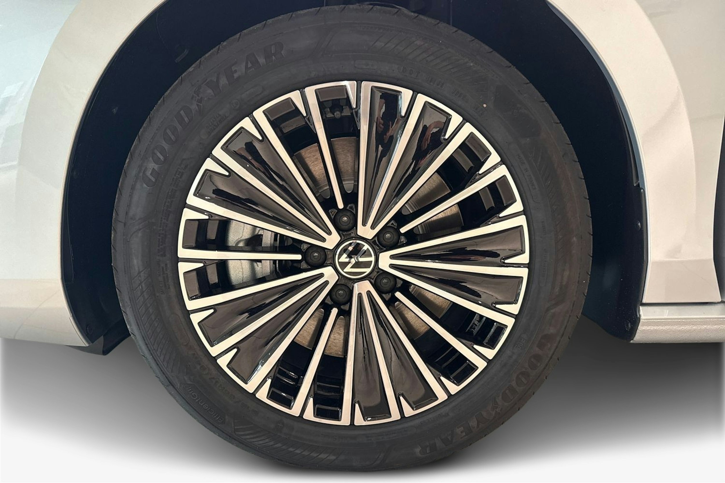 harmaa Volkswagen Passat 2025 kuva 9.