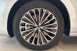 harmaa Volkswagen Passat 2025 kuva 10.