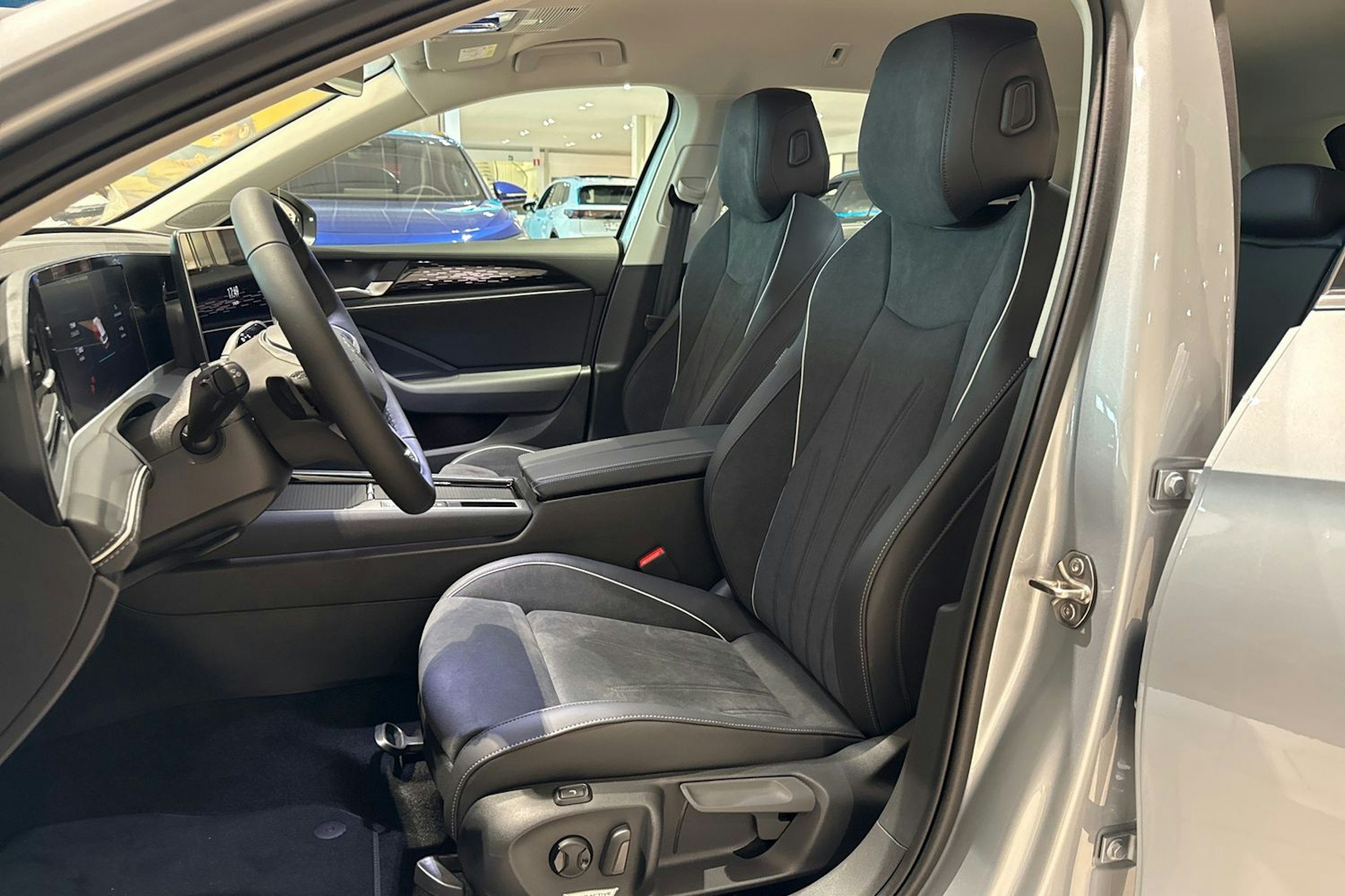 harmaa Volkswagen Passat 2025 kuva 11.