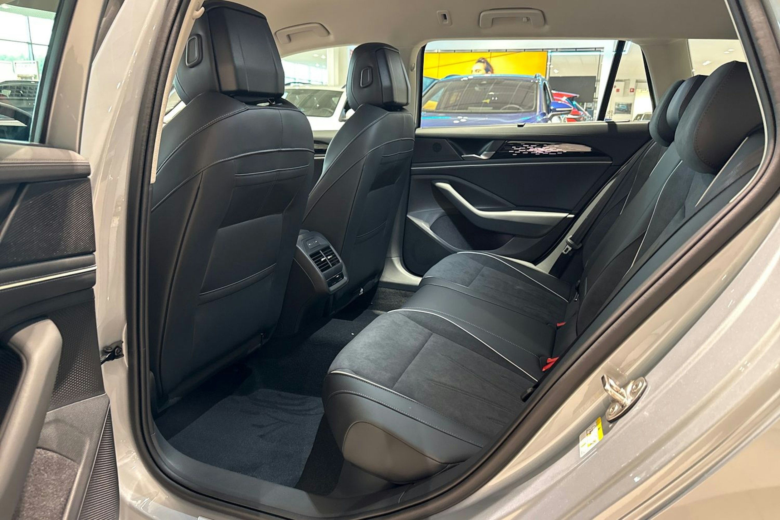 harmaa Volkswagen Passat 2025 kuva 12.