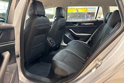 harmaa Volkswagen Passat 2025 kuva 12.