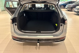 harmaa Volkswagen Passat 2025 kuva 13.
