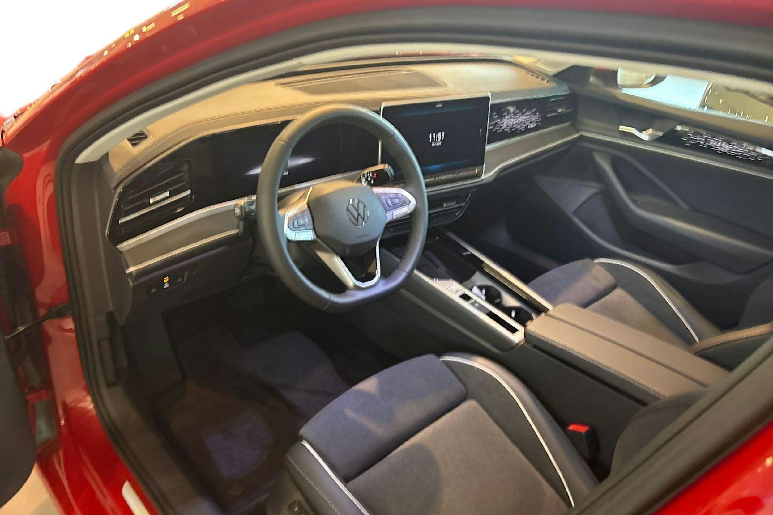 punainen Volkswagen Passat 2025 kuva 6.