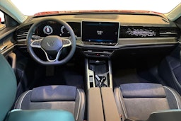 punainen Volkswagen Passat 2025 kuva 7.