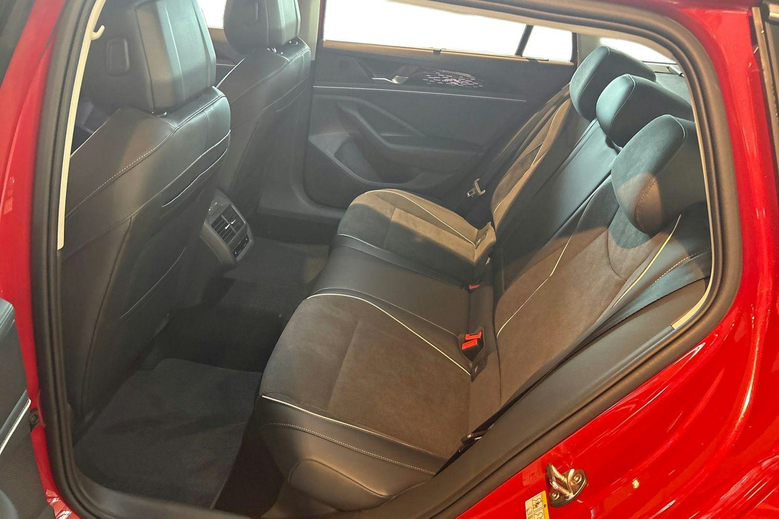 punainen Volkswagen Passat 2025 kuva 8.