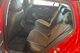 punainen Volkswagen Passat 2025 kuva 8.