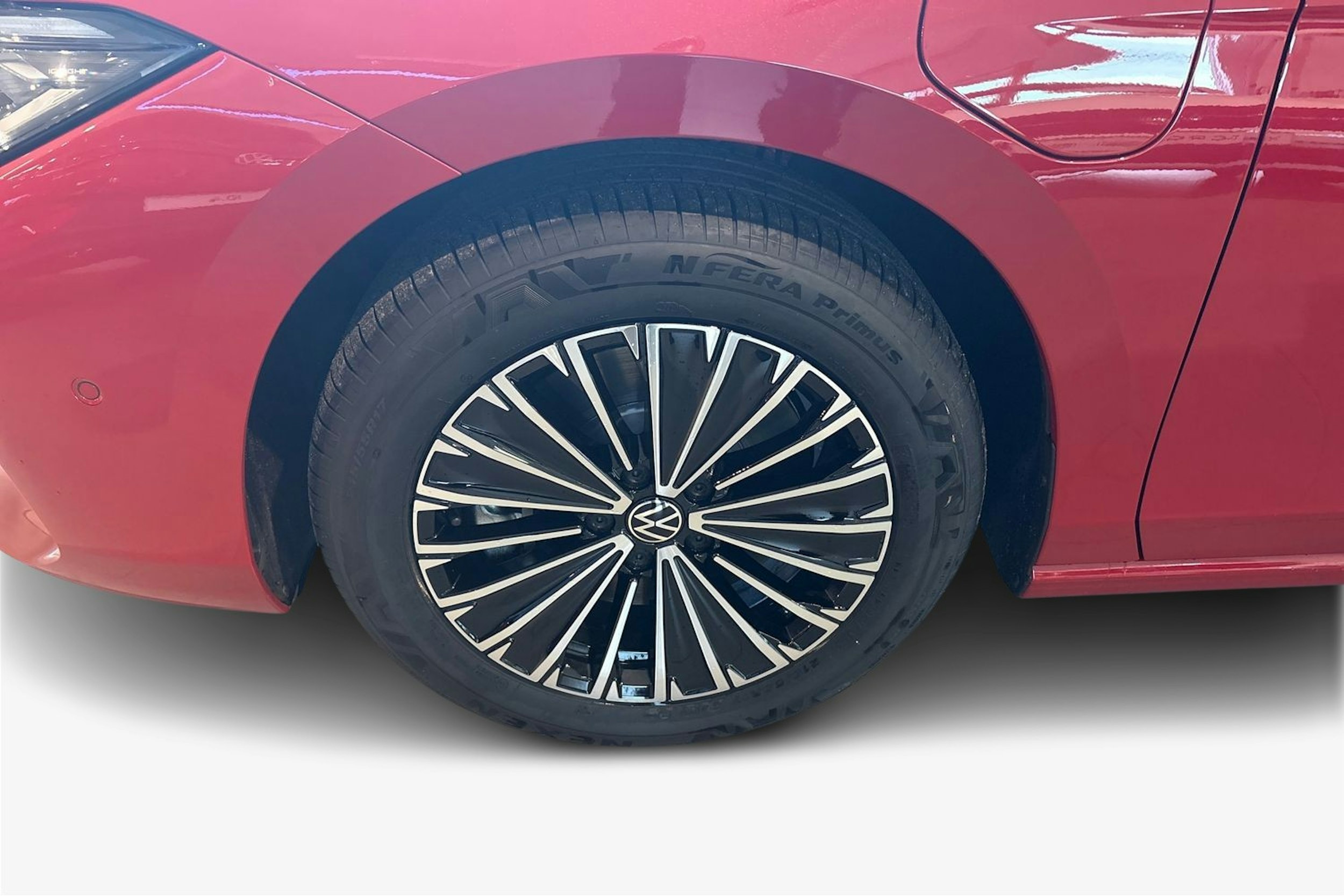 punainen Volkswagen Passat 2025 kuva 9.