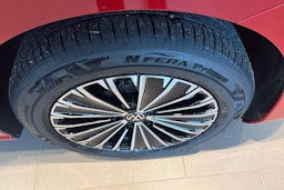 punainen Volkswagen Passat 2025 kuva 10.