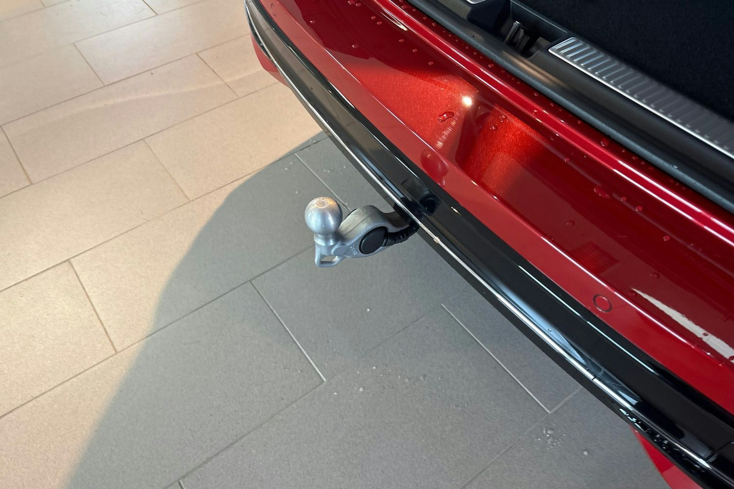 punainen Volkswagen Passat 2025 kuva 12.