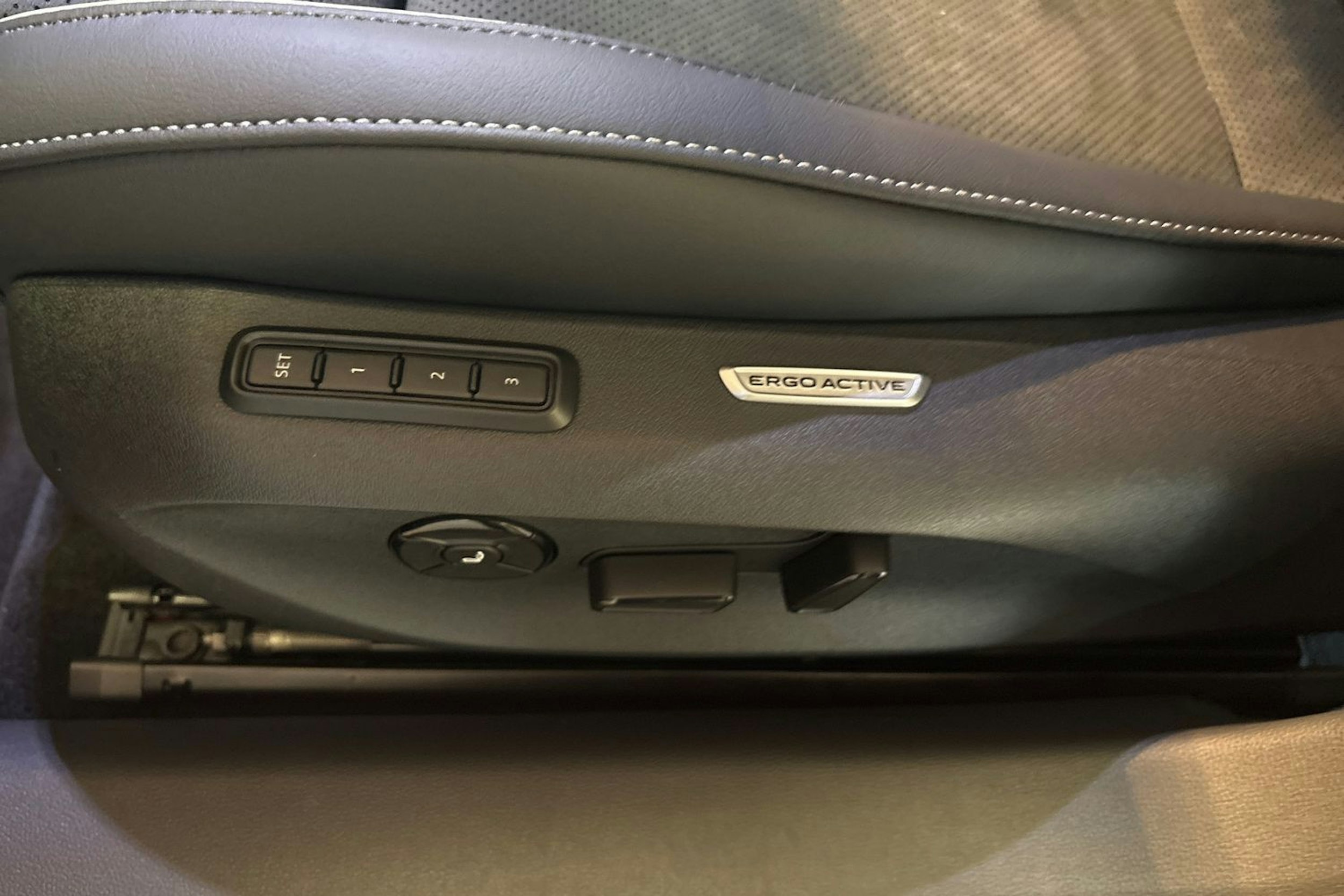 punainen Volkswagen Passat 2025 kuva 13.