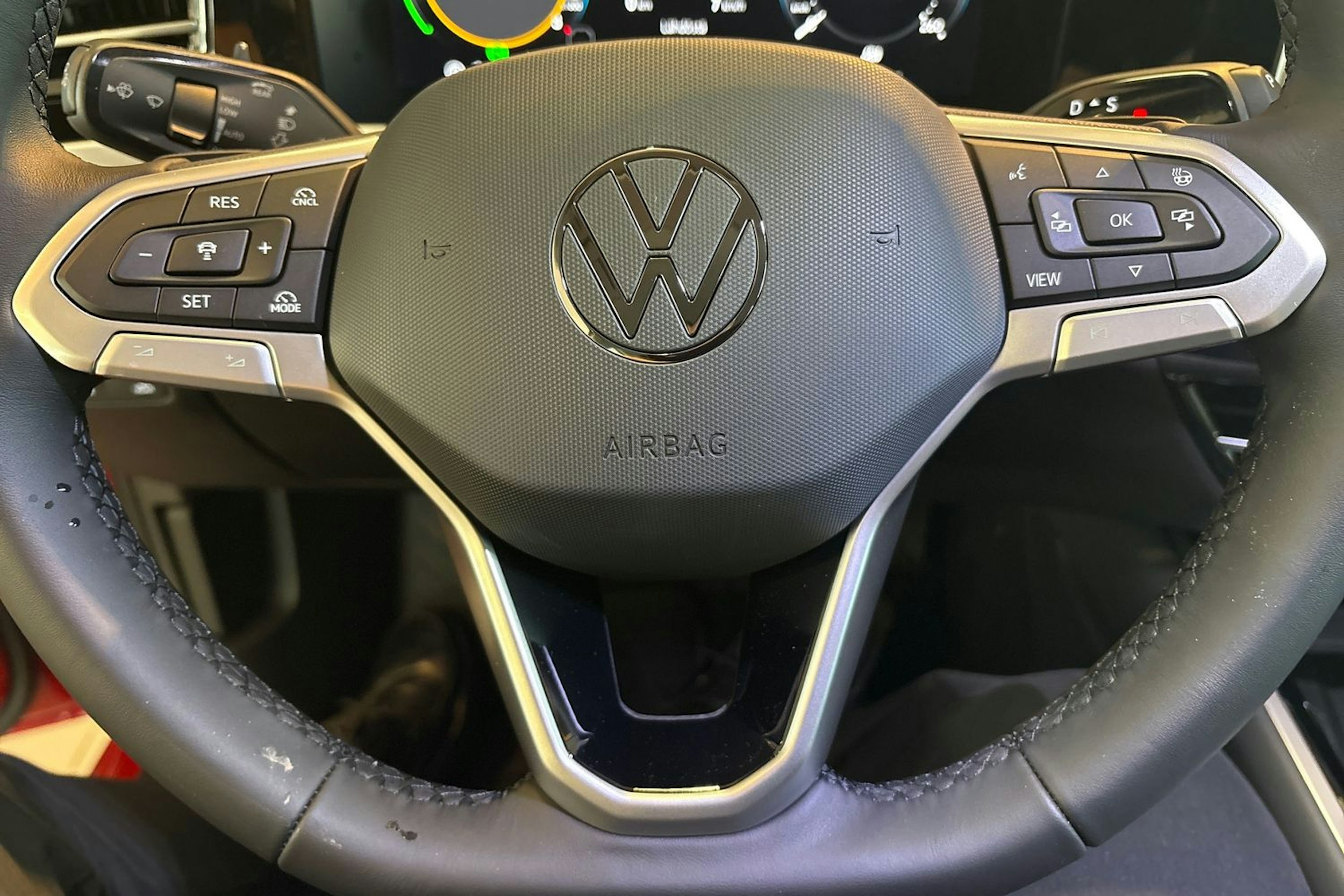 punainen Volkswagen Passat 2025 kuva 14.