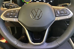 punainen Volkswagen Passat 2025 kuva 14.