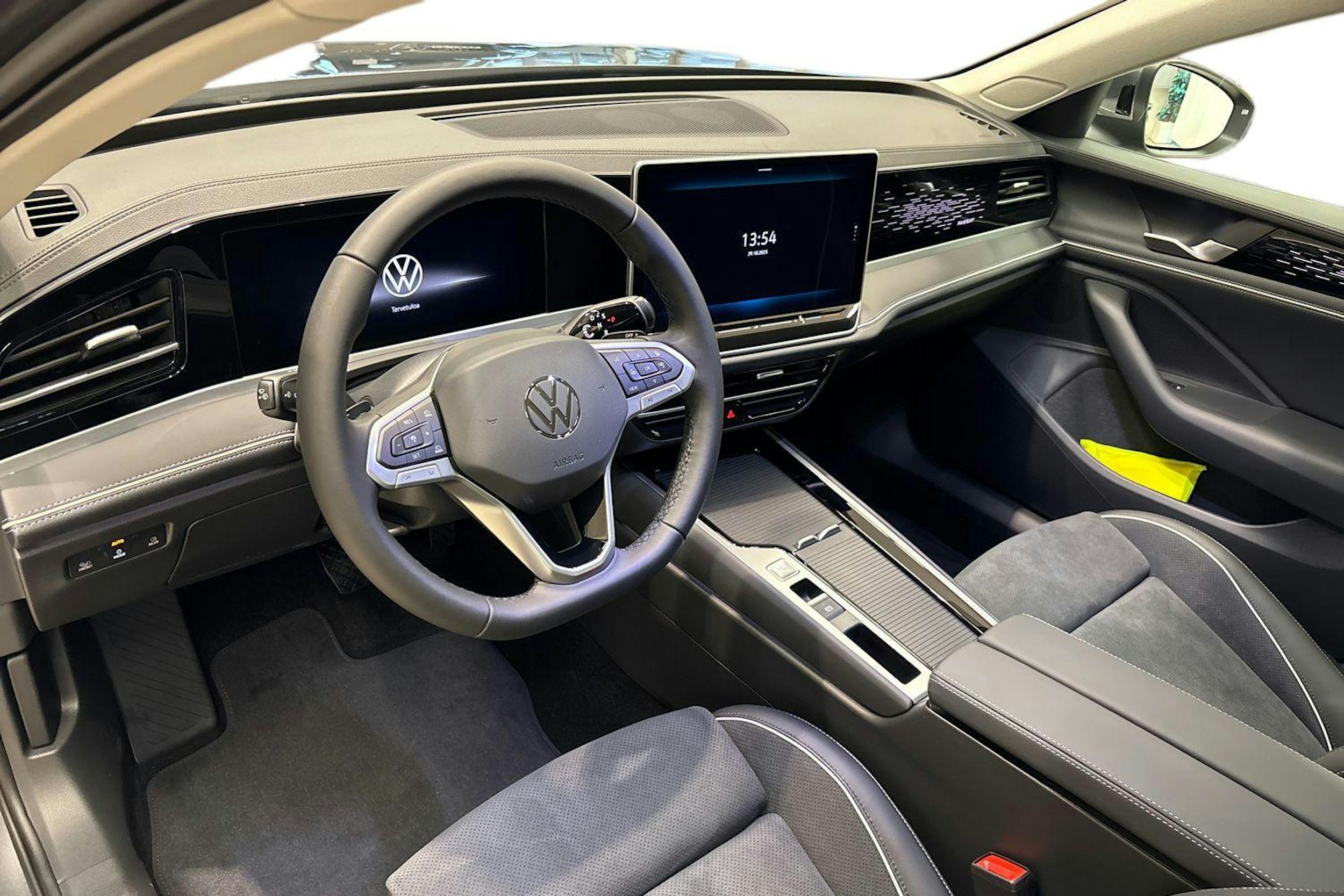 harmaa Volkswagen Passat 2025 kuva 6.