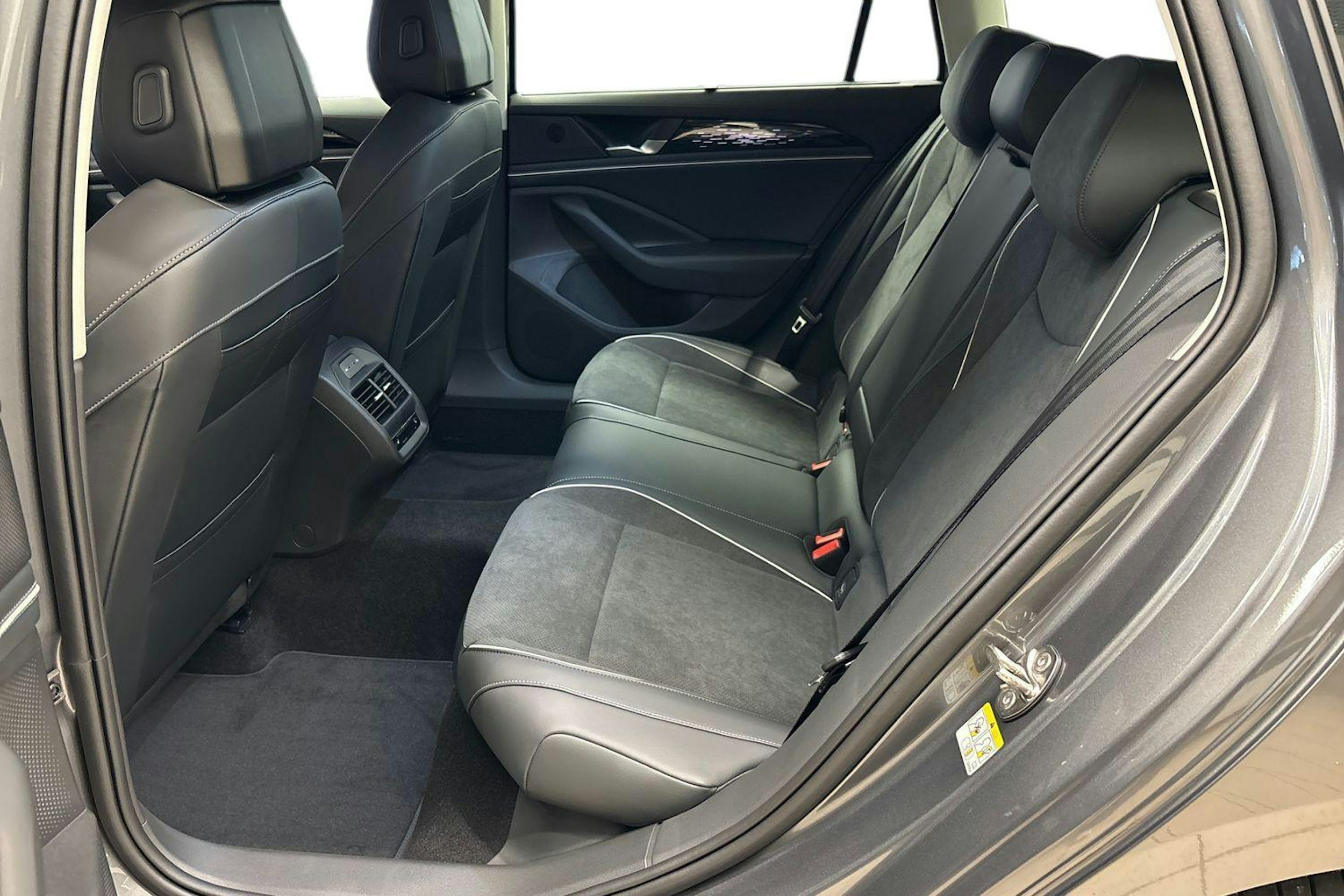 harmaa Volkswagen Passat 2025 kuva 8.