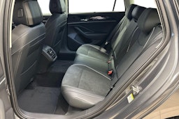 harmaa Volkswagen Passat 2025 kuva 8.