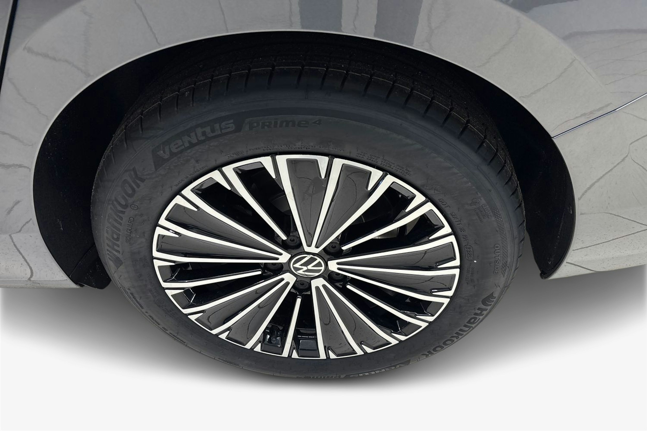 harmaa Volkswagen Passat 2025 kuva 9.