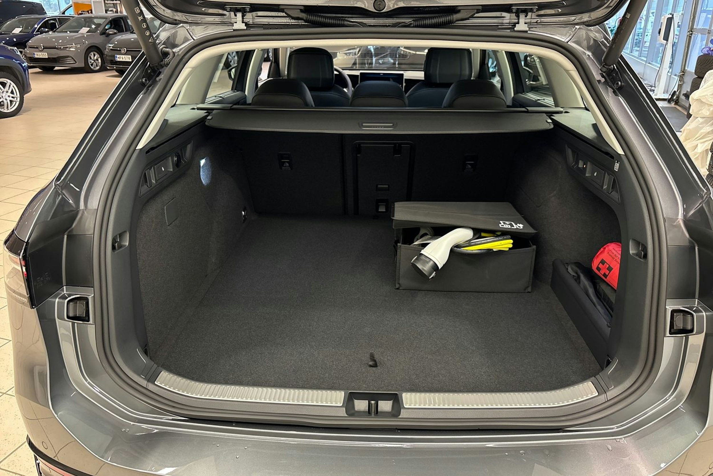 harmaa Volkswagen Passat 2025 kuva 10.