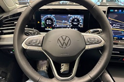 harmaa Volkswagen Passat 2025 kuva 13.