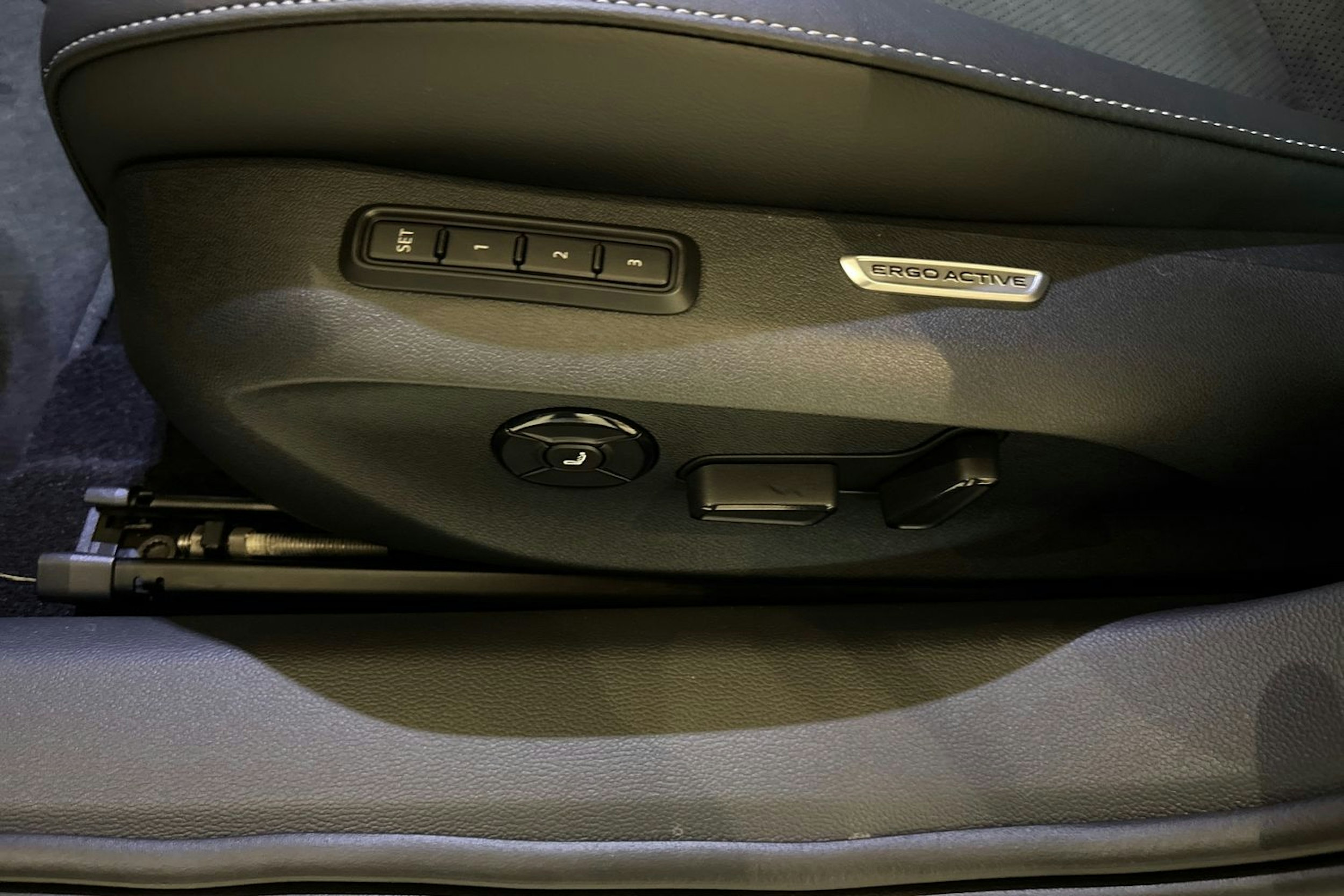 harmaa Volkswagen Passat 2025 kuva 20.