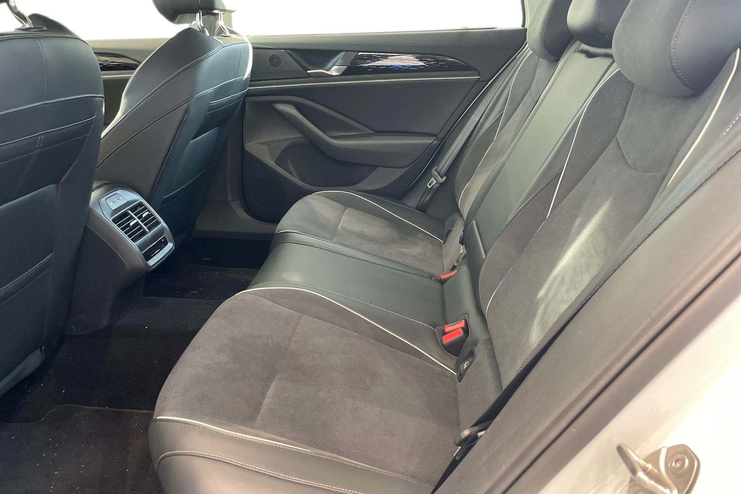 valkoinen Volkswagen Passat 2025 kuva 8.