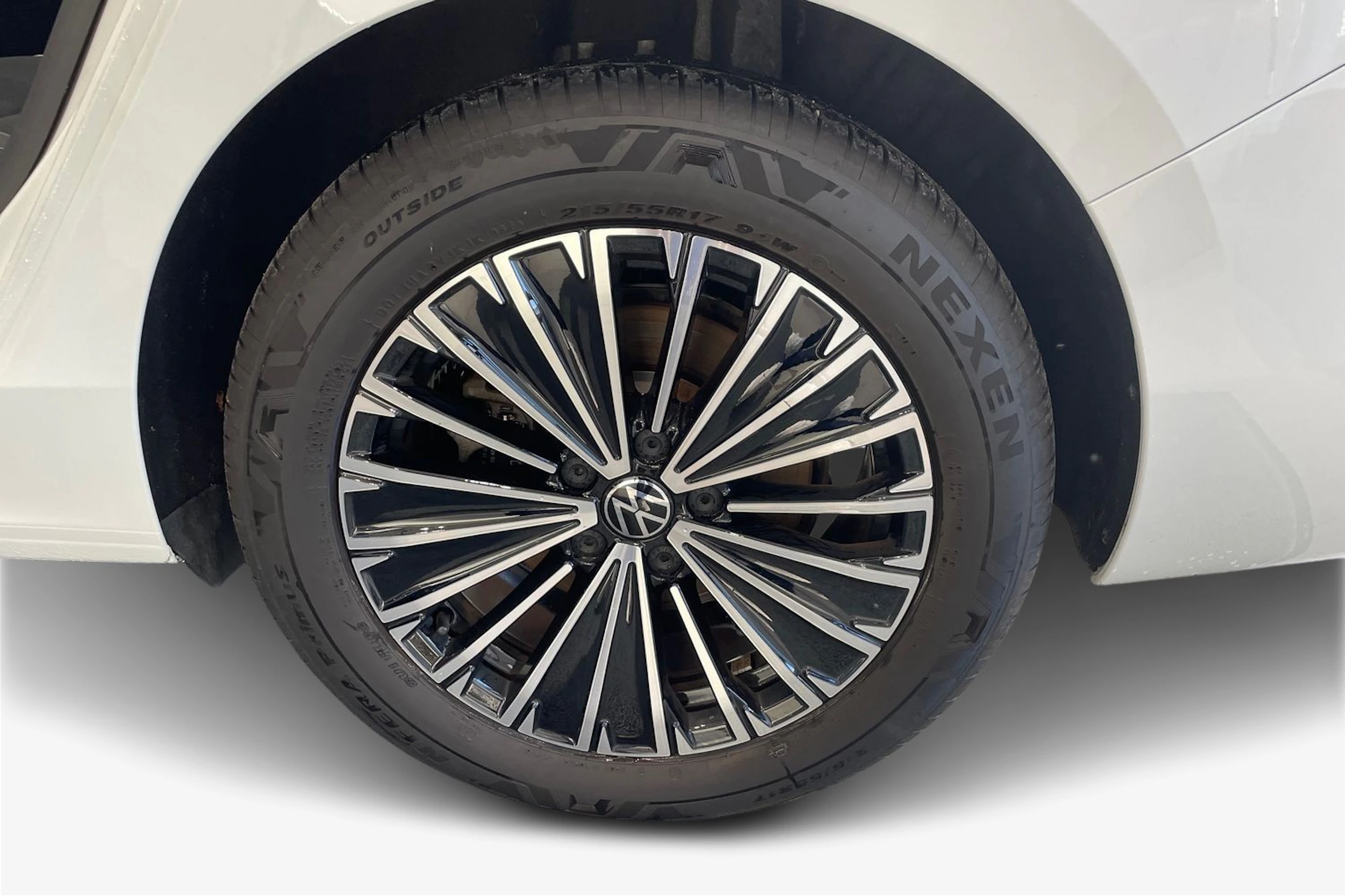 valkoinen Volkswagen Passat 2025 kuva 9.