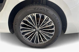 valkoinen Volkswagen Passat 2025 kuva 9.