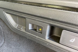 valkoinen Volkswagen Passat 2025 kuva 12.
