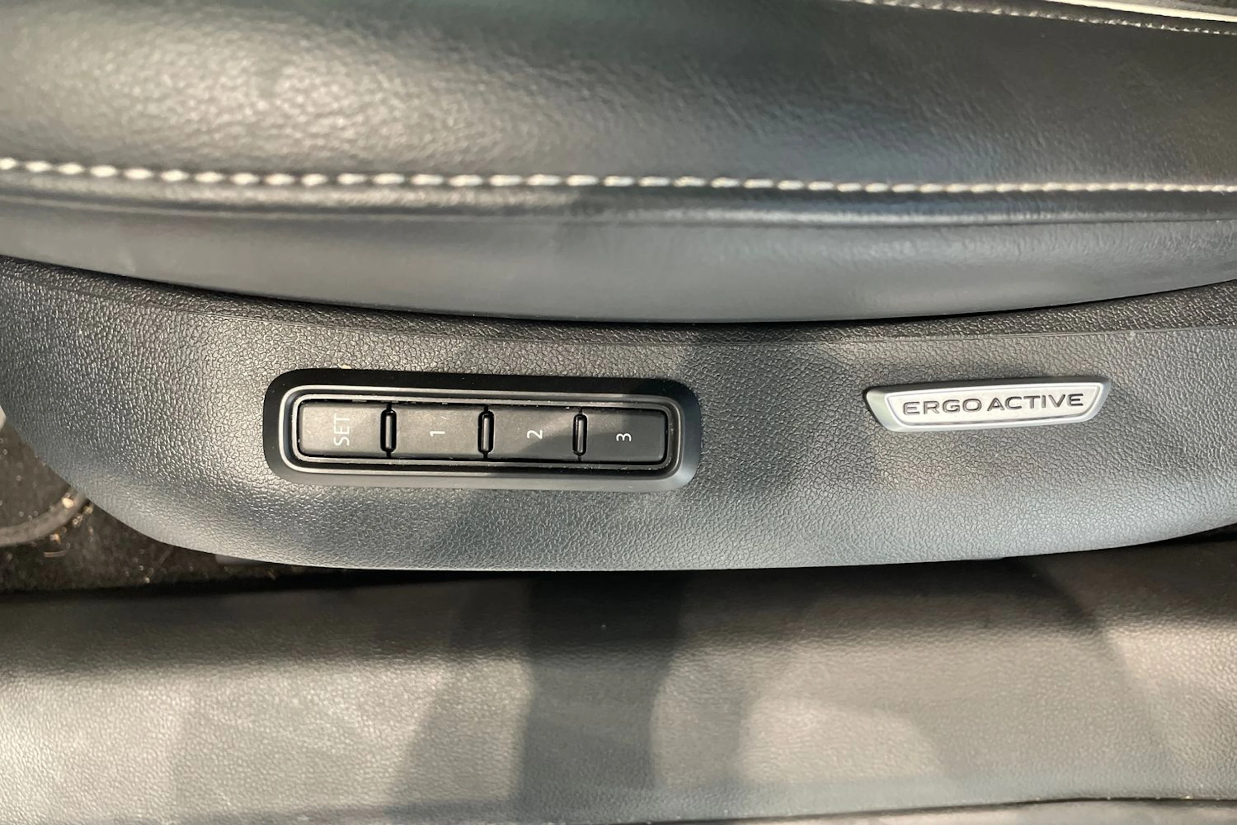 valkoinen Volkswagen Passat 2025 kuva 13.
